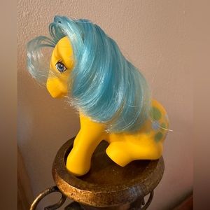 Vintage 1983 My Little Pony G1 Bubbles Sitting Yellow/Blue Hair Hasbro.